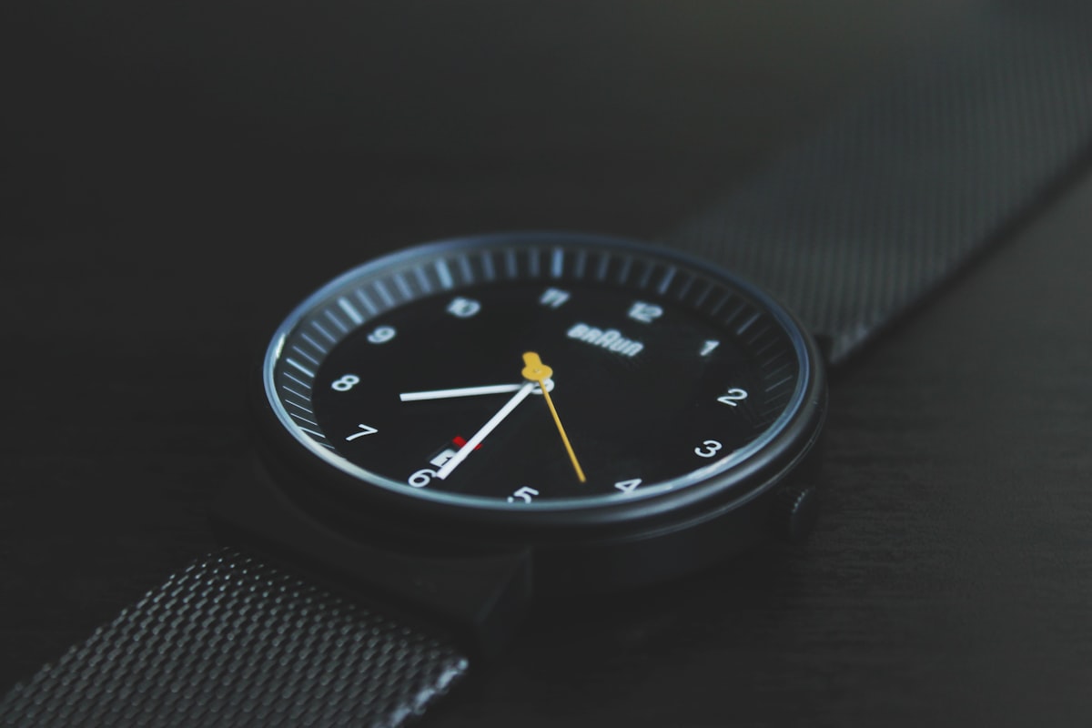 Reloj de lujo oscuro en primer plano