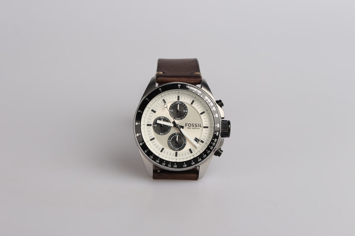 Reloj de lujo con acabado dorado